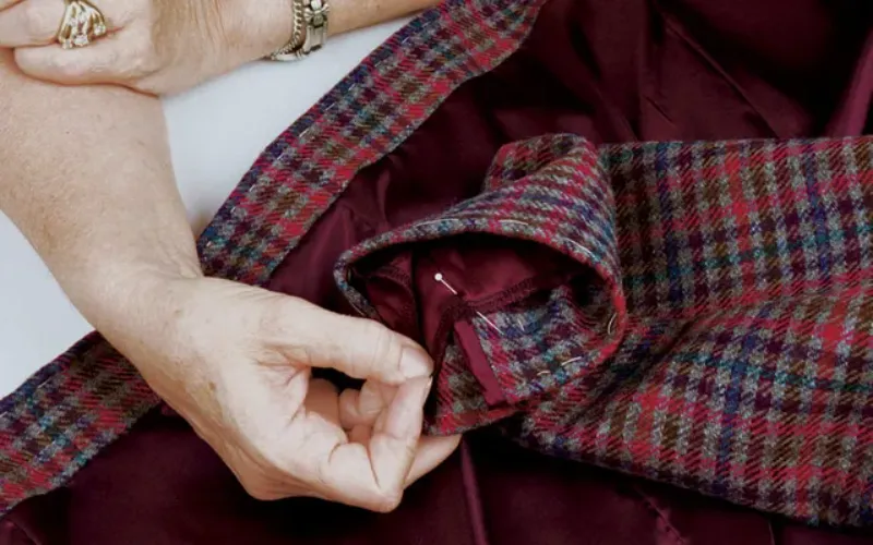 El forro de sus chaquetas era voluminoso y estaba completamente empapado.
